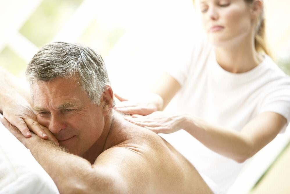 A back massage improves well-being and increases a man's potency